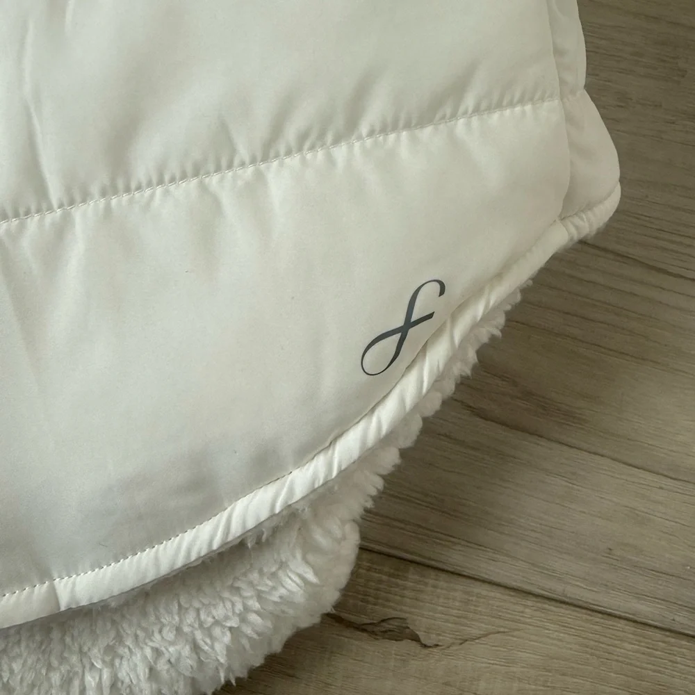 NWT WOMENS FREELY
CHLOE SHERPA VEST
SUGAR SWIZZLE size Medium white - Picture 4 of 6